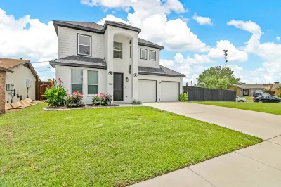 Luxe-haven: Brand New Luxury Designer Home in Garland Texas One Eleven Ranch Park附近的飯店