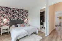 Echoppe Jaurès - typical Bordeaux renovated house 3 bedrooms/3 bathrooms Hotels in Talence