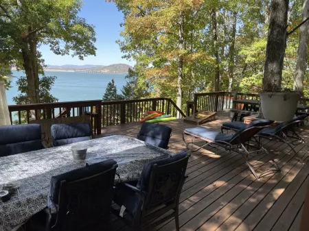 Dog Friendly Lakefront Cabin with Amazing Sunset Views & New Boat Dock. Отели рядом с достопримечательностью «MRT»