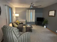 “The Yellow Door” perfectly located 2 bedroom 1 bath home, downtown Deadwood - Homestays