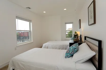 Modern Comfy Beach Getaway with Deck and Parking -- 604 #4