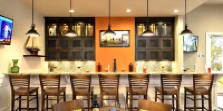 House sleeps 10, steps to pool, indoor/outdoor living, shuttle to Bethany Beach