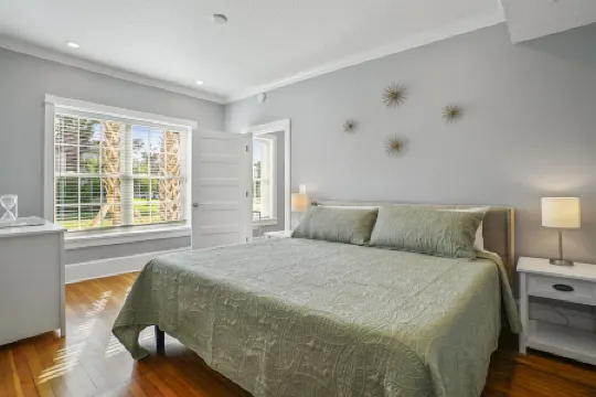 Island Luxury and Location! Between Downtown and the Beach