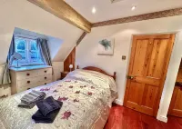 Holly Cottage, Pet Friendly, Secure Courtyard Parking, Near Historic Ironbridge.