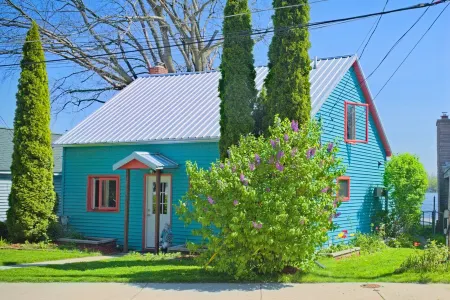 Lakefront Cottage in Town; Walk to Restaurants; Hot Tub