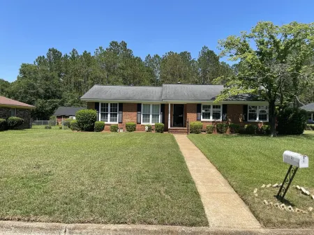 Cheerful 3 Bedroom House in a Quiet Neighborhood Отели рядом с достопримечательностью «Flint RiverQuarium»