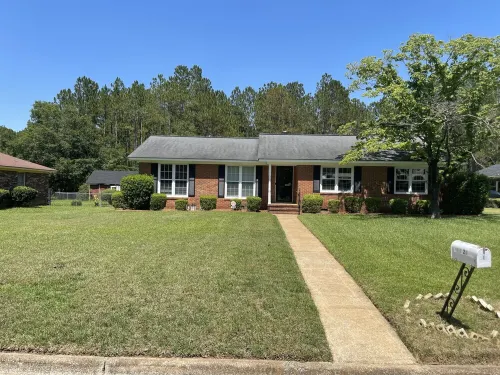 Cheerful 3 Bedroom House in a Quiet Neighborhood