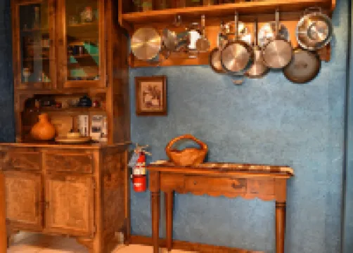 Lodging and Art Gallery-Charming Space Next to Everything, Walk Anywhere!