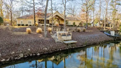 Luxury Retreat on Little Mo River, Fish From Private Docks, Kayaking, Serenity