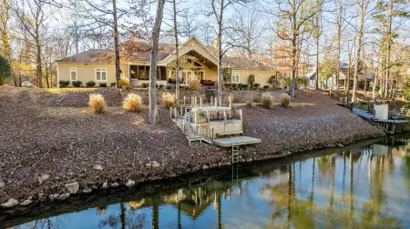 Luxury Retreat on Little Mo River, Fish From Private Docks, Kayaking, Serenity