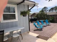 Gorgeous Pool house 5 min from the beach, shopping and restaurants I