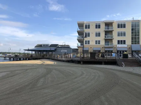 Exquisite Bayview Residence at Lighthouse Cove Отели рядом с достопримечательностью «Дьюи Бич»