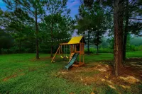 Family Cabin - Private Backyard Oasis - Hot Tub - Fire Pit - Playset- Air Hockey