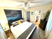 Incredible fenced in dog friendly cottage in downtown Brevard with hot tub!