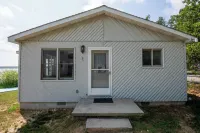 Upper Herring Lakefront Cottage #1, AC, Newly Remodeled, SUPs, Kayaks, Rowboats