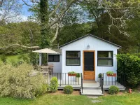 Small One Bedroom Private Cottage on Large Quiet Property.
