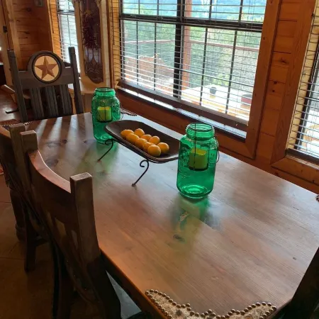Rustic lodge retreat minutes from the Frio!