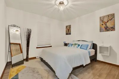 Modern 3 BR Minutes to WI Statefair, MKE Zoo, Brewers, & Hospital Hotels near Paulie's Pub & Eatery