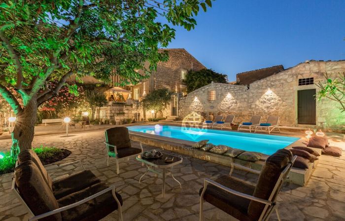 Villa for 12/14 people garden, pool, bbq, 100 meters from the sea, A / C, wi-fi