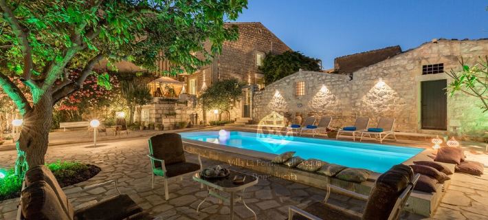 Villa for 12/14 people garden, pool, bbq, 100 meters from the sea, A / C, wi-fi Hotels in Scicli