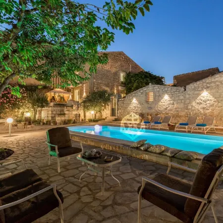 Villa for 12/14 people garden, pool, bbq, 100 meters from the sea, A / C, wi-fi