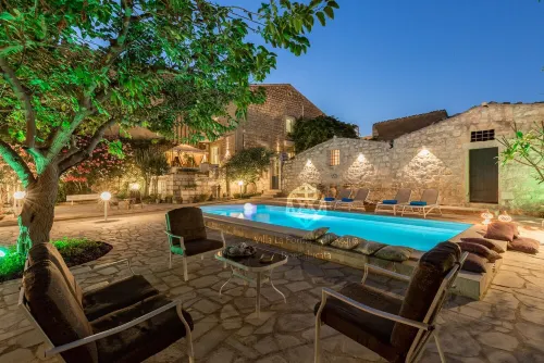 Villa for 12/14 people garden, pool, bbq, 100 meters from the sea, A / C, wi-fi