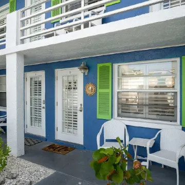 Villas By The Sea #2, Anna Maria Island Condo, one block from beach, heated pool Отели рядом с достопримечательностью «Пляж Кортес-Бич»