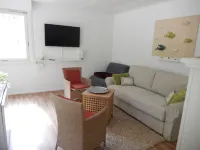 Ferienhaus Waldoase für 2 - 3 Personen, Freistehend auf Eingezäuntem Grundstück Hotels in Beelitz