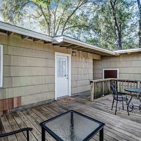 Relax in Shady Oaks Near Hospitals & Dining