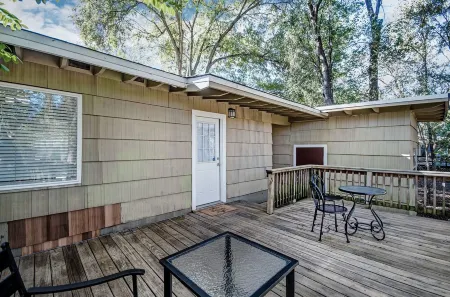 Relax in Shady Oaks Near Hospitals & Dining