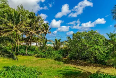 Beautiful! Light & Airy Top Floor Condo! 3 Bed, 3 Bath + Lanai. Pool and Jacuzzi