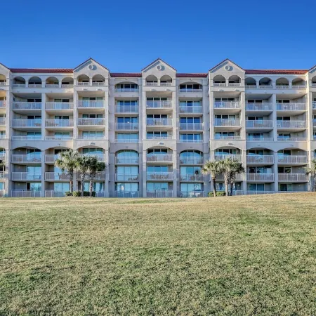 Vibrant Beachy Condo! Barefoot Landing Resort! Yacht Club Villa by the Beach! Отели рядом с достопримечательностью «Поле для гольфа Barefoot Landing»