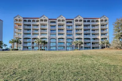 Vibrant Beachy Condo! Barefoot Landing Resort! Yacht Club Villa by the Beach!