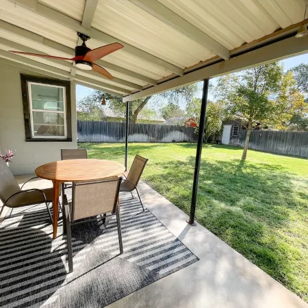 Modern 2-bedroom 1930's Bungalow Close to Downtown