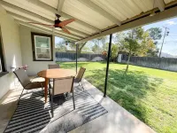 Modern 2-bedroom 1930's Bungalow Close to Downtown