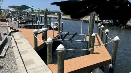 Quiet, clean & comfy 2 bed-2bath with 8000lb boat lift and large screened lanai