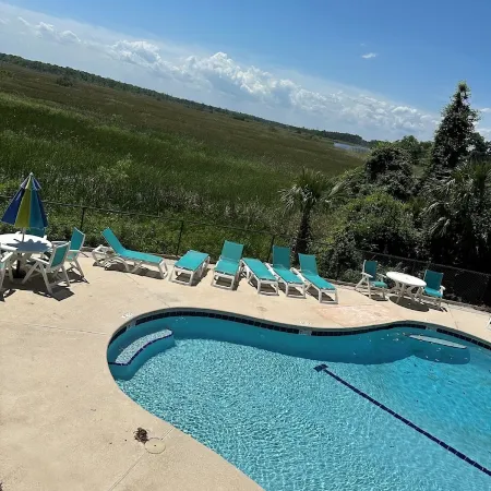 Wake up on the River! Walk to Charming Downtown Darien. w/Boat Slip
