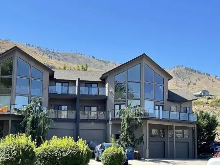 Lake Chelan Waterfront Resort Home- Pool, Boat -STR-0290