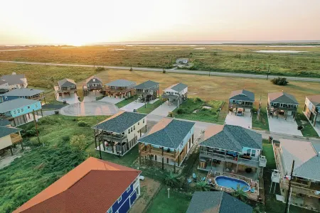 Private Beach Access, Hot Tub, Great Location, Golf Cart Onsite!