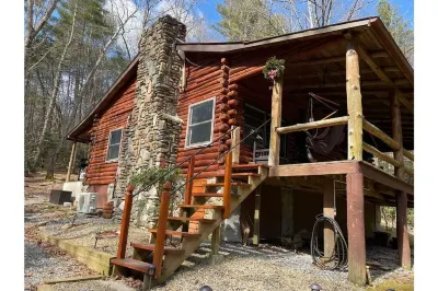 Log Cabin - private - w/ running creek - 1mile from downtown Hot Springs