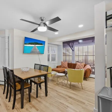 NEW-Free Prkg-2BR/2.5Bath/3 Queen Size Beds-Duplex