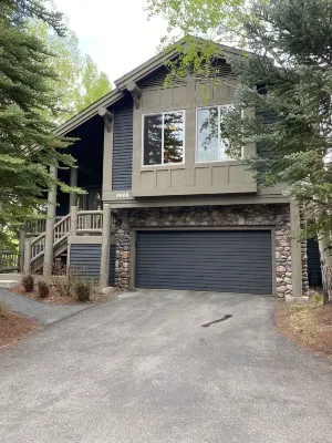 Remodeled Four Bedroom Elkhorn Condo with Open Space Mountain Views - Wifi