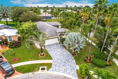 Tropical Oasis W/Heated Pool 2 miles to the  Beach Hotels near Burlington