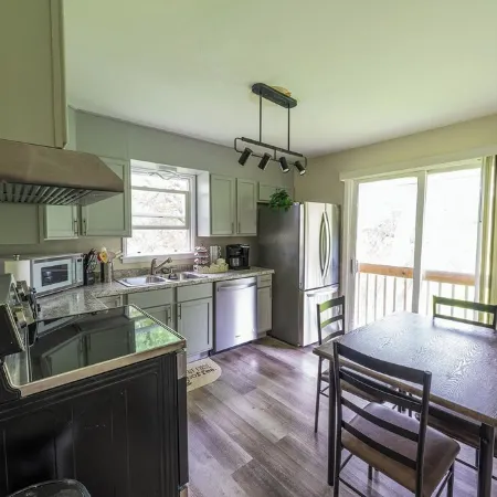 Relax with the family in a newly renovated and furnished upper level duplex. Отели в г. Фридли