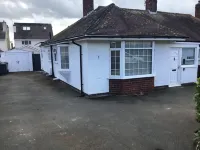 3 bed Bungalow Penrhyn Bay nr Beach Llandudno dog friendly with drive for 2 cars