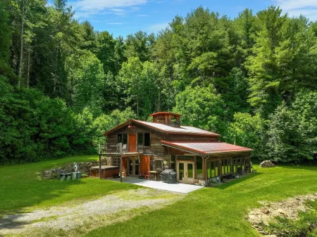 HOT Tub! Hiking, Pool Table, Rustic Getaway, Views, Relax, Pets