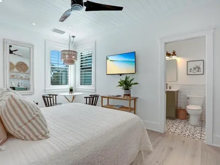 Cozy brand new studio in the heart of downtown Naples Отели в г. Нейплс