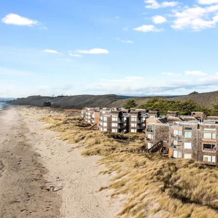 Serene & Modern~ Ocean Front View~ 2 Bd 2 Bth~1st Fully Remodeled