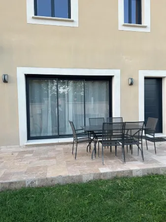 Villa Sous l'Olivier de Provence. Modern, family-friendly, and close to Avignon.