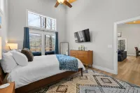 NEW Mountain Modern Hideaway! - Walk to Disc Golf